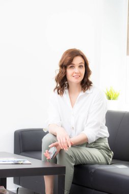 Modern Ofiste Koltukta Oturan İş kadınının Portresi