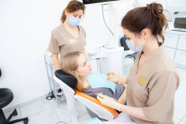 Hamile kadınlar için dişçi muayenehanesindeki hamile kadın, sağlık kontrolü ve diş tedavisi.