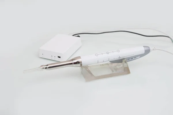 Электронное устройство для введения анестезии в стоматологии — стоковое фото