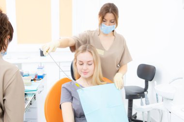 Diş hekimi asistanı tedaviden önce hastaya koruma sağlar.