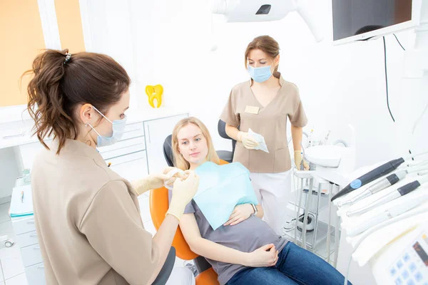 Donna incinta presso lo studio dentistico, controllo e trattamento dentale per le donne in gravidanza. — Foto Stock