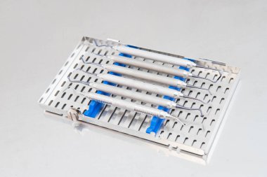 Dişçinin masasına yakın çekim özel bir durumda el yapımı diş aletleri.