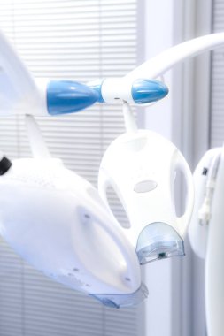 Lazer diş beyazlatma için modern diş cihazı. Güzel gülümseme