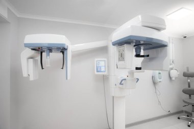 Diş kliniğinde bir ofis, dişlerin ve çenenin bilgisayarlı tomografisi.