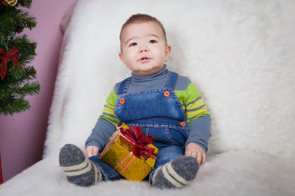 Kleine jongen met heden — Stockfoto