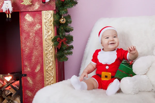 Kleine jongen in Santa clausule kostuum — Stockfoto