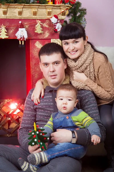 Familie in de buurt van de kerstboom. — Stockfoto