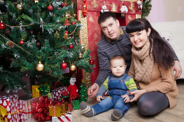 Famiglia vicino all'albero di Natale . — Foto Stock