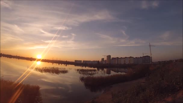 Le soleil se couche sur l'horizon — Video