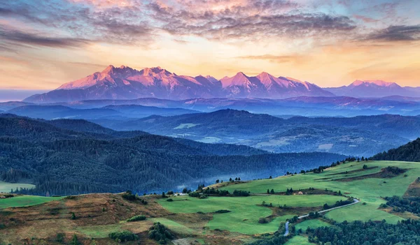 スロバキアとポーランドの田舎、タトラ山脈 — ストック写真