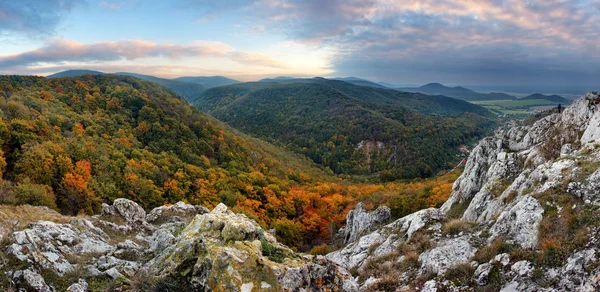 Panorama de montaña en Eslovaquia - Pequeños Cárpatos — Foto de Stock