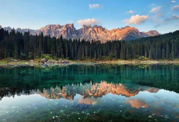 Sjön med berg skogslandskap, Lago di Carezza — Stockfoto