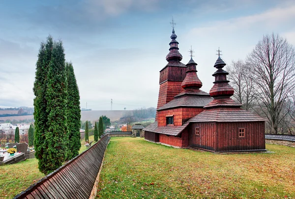 La iglesia católica griega de madera de Santa Paraskieva en Potoky, Slo — Foto de Stock