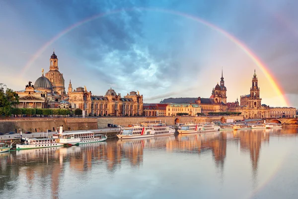 Dresden, Tyskland skyline med floden Elbe — Stockfoto