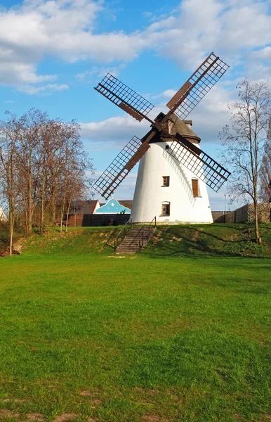 Moinho de vento com uma grama verde — Fotografia de Stock