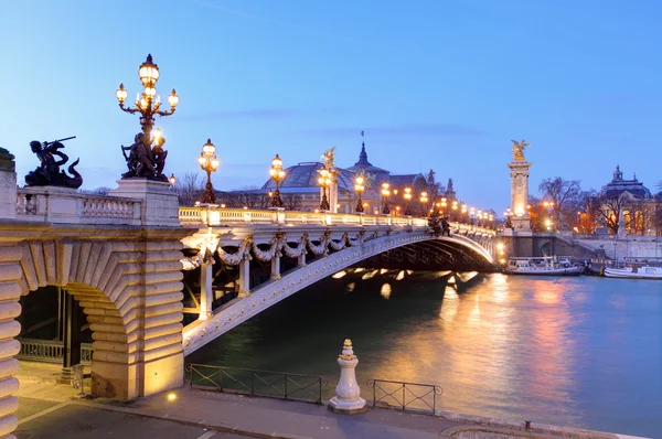 Pont Alexandre Iii a Grand Palais za soumraku, Paříž. — Stock fotografie