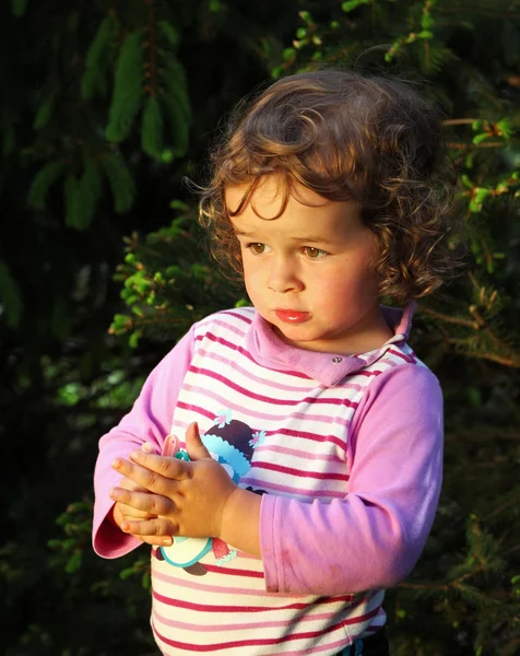 Nadenkend kleine jongen in de natuur — Stockfoto