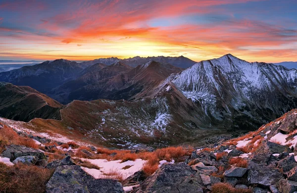 Berg zonsondergang herfst landschap Tatra, Slowakije — Stockfoto