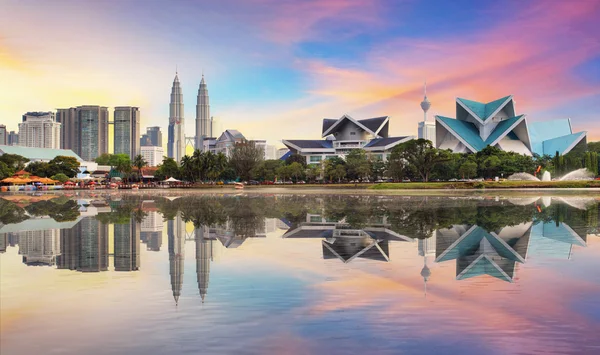 Kuala Lumpur, linha do horizonte da Malásia no Parque Titiwangsa . — Fotografia de Stock