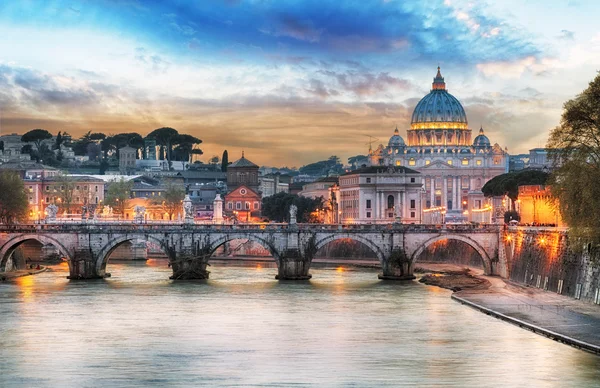 Tiber and St Peter Basilica in Vatican with rainbow, Rome — Stock Photo, Image