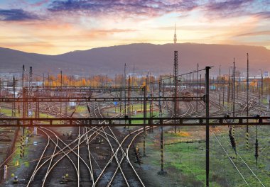 Gün batımında kargo tren platformu. Demiryolu