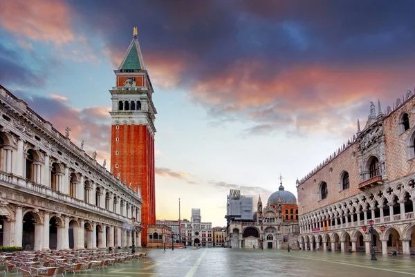 Piazza San Marco al amanecer en una mañana nublada . — Foto de Stock