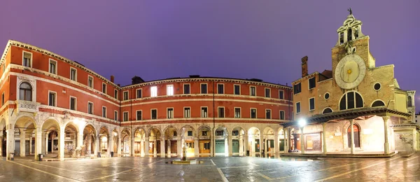 San Giacomo di Rialto - старейшая церковь в Венеции ночью — стоковое фото