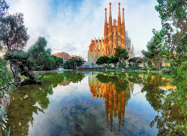 Barcelona, Spanje - 10 februari: Weergave van de Sagrada Familia, een grote — Stockfoto