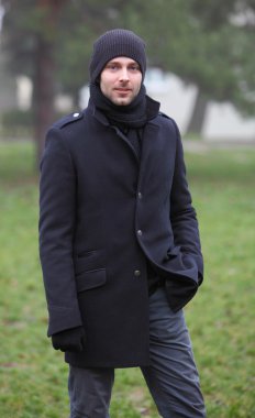 genç adam açık havada