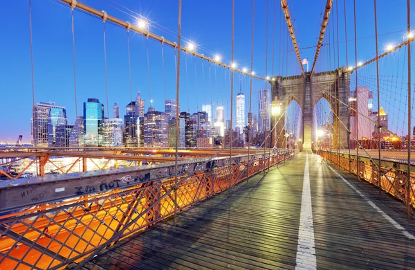 New York City, Brooklyn Bridge por la noche, Estados Unidos — Foto de Stock