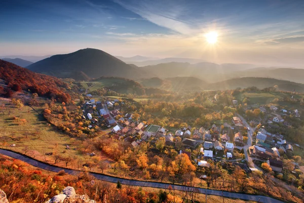 Byn på hösten med sol — Stockfoto
