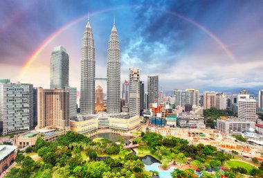  Kuala Lumper manzarası gökkuşağı ile
