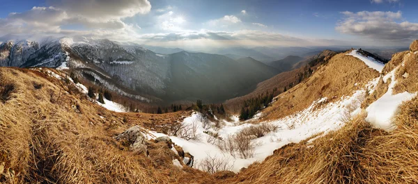 Panorama de montagne avec soleil — Photo