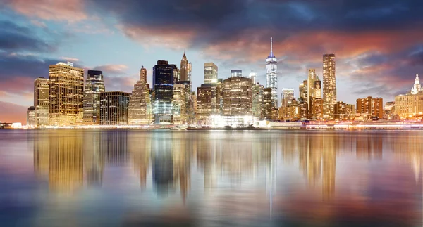 Ciudad de Nueva York horizonte al amanecer con reflexión . — Foto de Stock