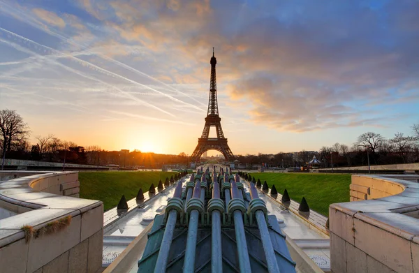 Párizs, Eiffel-torony napkeltekor. — Stock Fotó