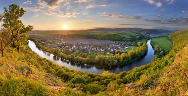 Slovakya panorama manzara nehir Hron ile bahar.