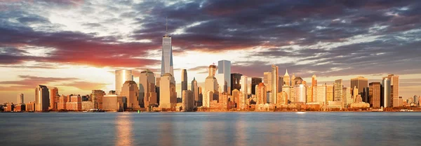 USA, New York Panorama bei Sonnenaufgang — Stockfoto