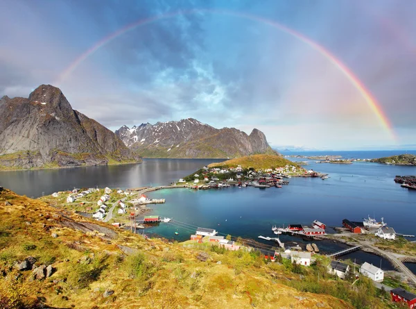 Reine ve fjordu na ostrovech Lofoty v Norsku — Stock fotografie
