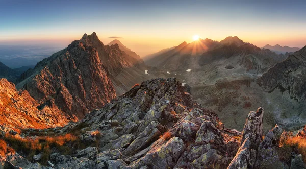 Bergspanorama med solen i Slovakien — Stockfoto