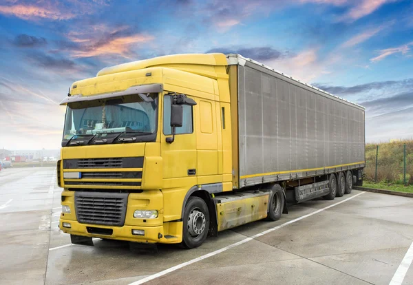 Camion jaune sur la route. Transport de marchandises — Photo