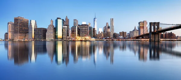 Панорама центра Нью-Йорка с Бруклинским мостом и небоскребами — стоковое фото