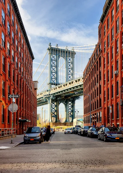 Manhattan Bridge da un vicolo di Brooklyn, New York — Foto Stock