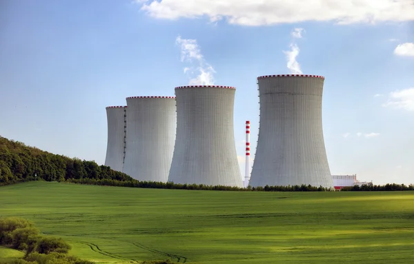 Kerncentrale met groene veld. — Stockfoto