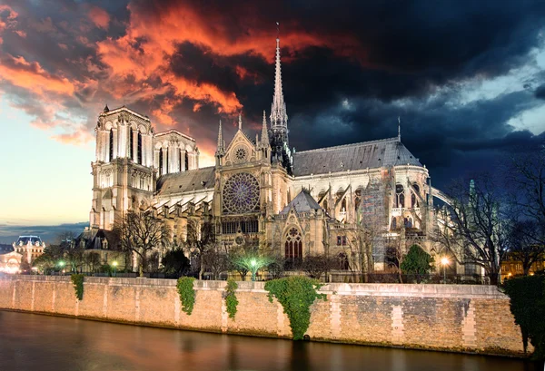 巴黎-黎明时分，法国圣母院 — 图库照片