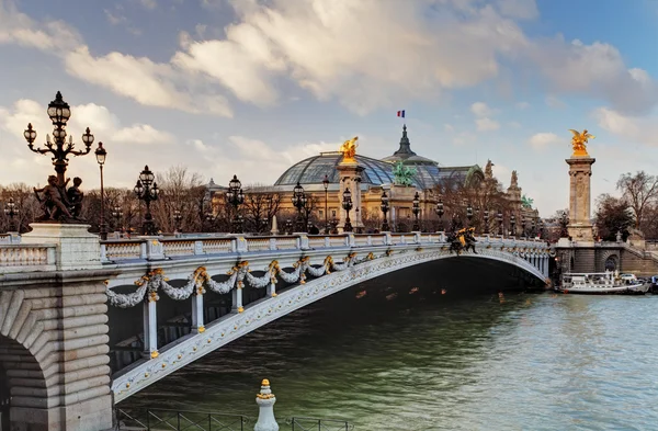 Pont Alexandre III ve alacakaranlıkta, Paris Grand Palais. — Stok fotoğraf