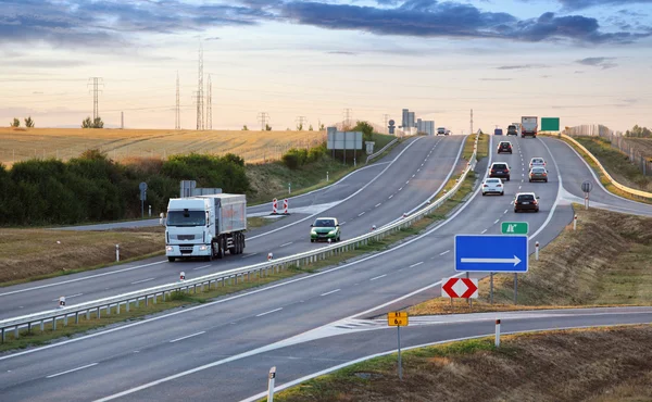 Snelwegtransport met auto 's en Truck — Stockfoto