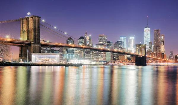 Nueva York por la noche con torre de la libertad — Foto de Stock