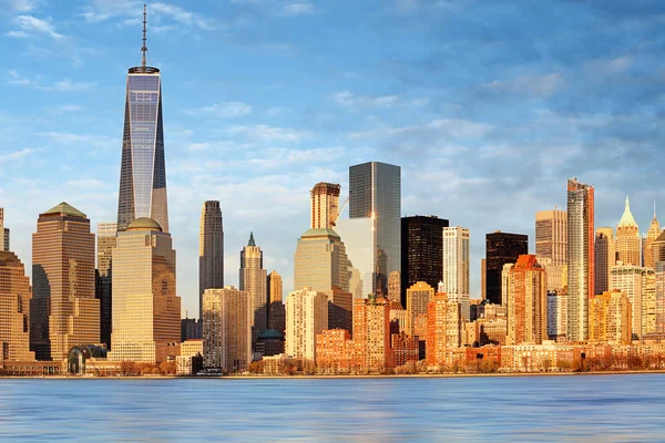 Небоскрёбы Нижнего Манхэттена и один Всемирный торговый центр, Нью-Йорк — стоковое фото