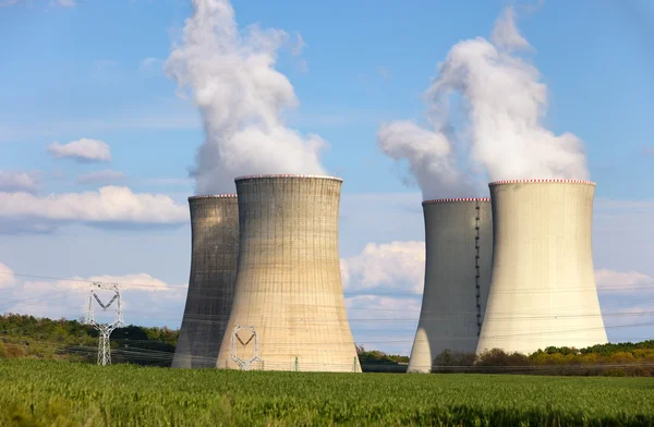 Атомна електростанція з зеленим полем . — стокове фото
