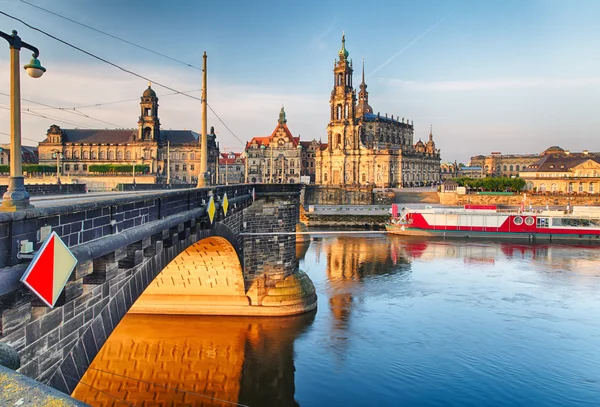 Dresde, Hofkirche y puente —  Fotos de Stock
